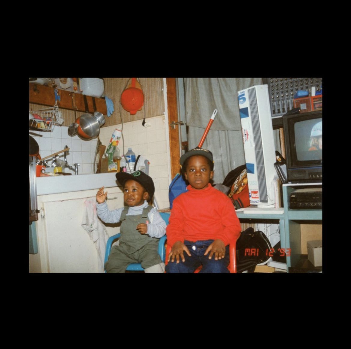 DAMSOWORLD's tweet photo. 🚨🚨JOK’AIR x DAMSO 

Une collaboration sera disponible sur le prochain album de Jok’air « Melvin de Paris » 😳

📆 12 mai https://t.co/FUoz5OZ5fX