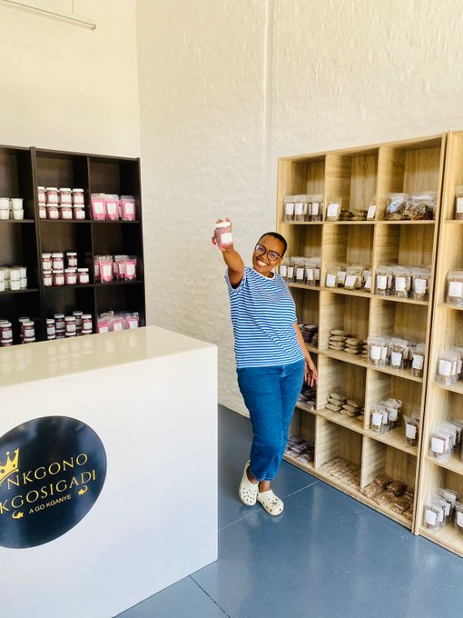 KasiEconomy's tweet photo. Nkgono Kgosigadi recently opened her herbal shop in Midrand with the aim of bridging the gap on accessibility of traditional herbal products.  ONLINE ORDERS: https://t.co/DX77yupPMe CONTACTS: Whatsapp 0605678533 Instagram @nkgono_kgosigadi Twitter

@Rorisang_Thage https://t.co/vxo6gjChZA