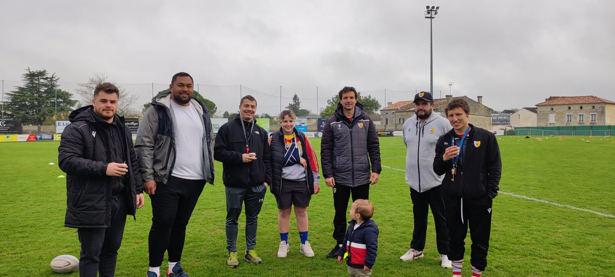 BonneauMaud's tweet photo. Préparation de la rencontre rugby avec le club de l'Union Barbezieux Jonzac pour les classes de Jonzac et St Germain de Lusignan... Un peu de retard pour accéder au terrain suite à la visite surprises de deux chevreuils sur le terrain 🦌🏉 https://t.co/guRyJcbpES