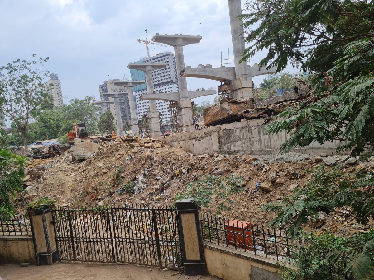 reachlalitmm's tweet photo. Request concerned authorities to pls help Evershine Embassy back gate &amp; boundary of new road/metro line cleared of debris. It's currently blocking access to fire brigade &amp; tankers and will cause flooding within the complex once rains start!
@MMRDAOfficial @LavekarBharati @mybmc https://t.co/SCKynq3Zoo