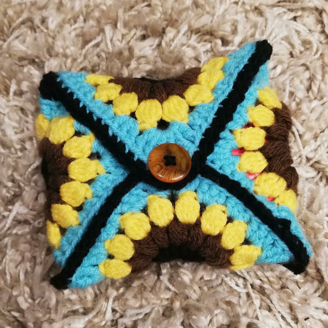 Crochetandbits's tweet photo. Crocheted myself a camera case! Using 4 sunburst grannysquares (pattern by @Crochet365K2 ) and joined them together with sc, and added a button! Might add a strap in the future but for now I'm content :) 

#grannysquare #crochet #cameracase #sunflower https://t.co/PAq2Qt0M1R
