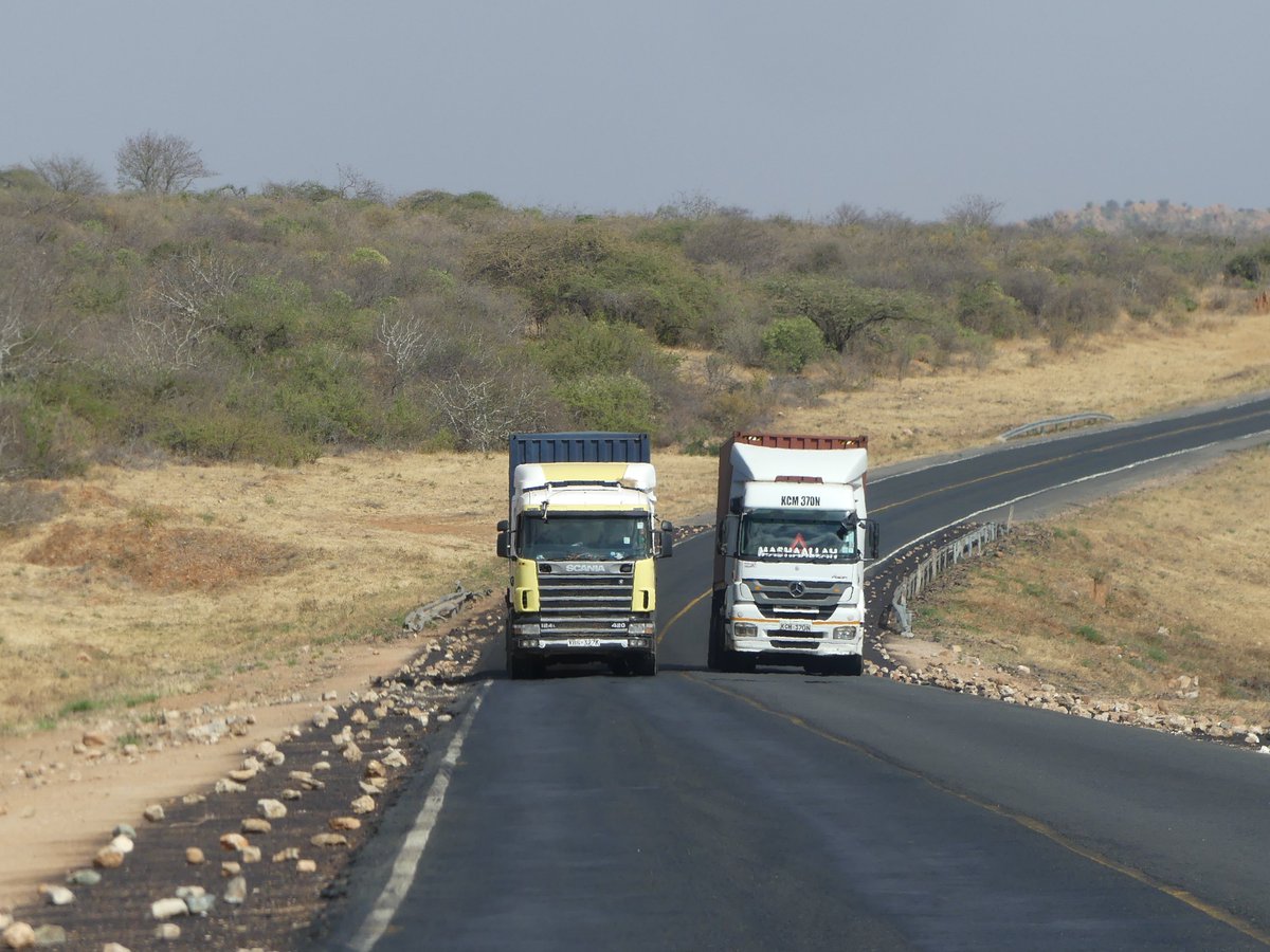 PhotosForTrees's tweet image. #TruckingKenya 

@ScaniaEA vs. @MercedesBenz trucks uphill and on a yellow line on #MombasaRoad  👀👀

#roadske #Truckers
