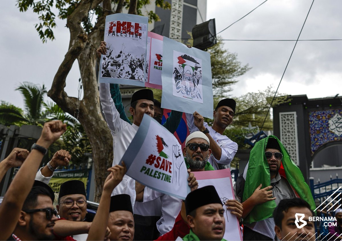 Anggota Pemuda UMNO membakar bendera Israel sebagai simbolik mengutuk kekerasan polis Israel yang menyerang serta menangkap lebih 400 jemaah Palestin di perkarangan Masjid Al-Aqsa pada Himpunan Aman Solidariti Bersama Palestin di Masjid Jamek Kampung Baru, KL hari ini.