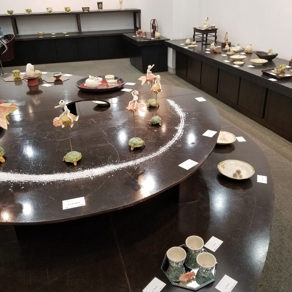 aibaruiji's tweet photo. 明日からギャラリー顕美子個展始まります（日月休み）。父と母どちらが好きかと問われた子供が饅頭を2つに割って「どちらが美味しい？」と問返した逸話が由来の伏見人形饅頭喰いをヒントに作りました。饅頭の代わりに髑髏を半分に割ってます。副題に「あなたがどちらを選ぼうと死は平等に訪れる」 https://t.co/M4Ip2Ppq3f