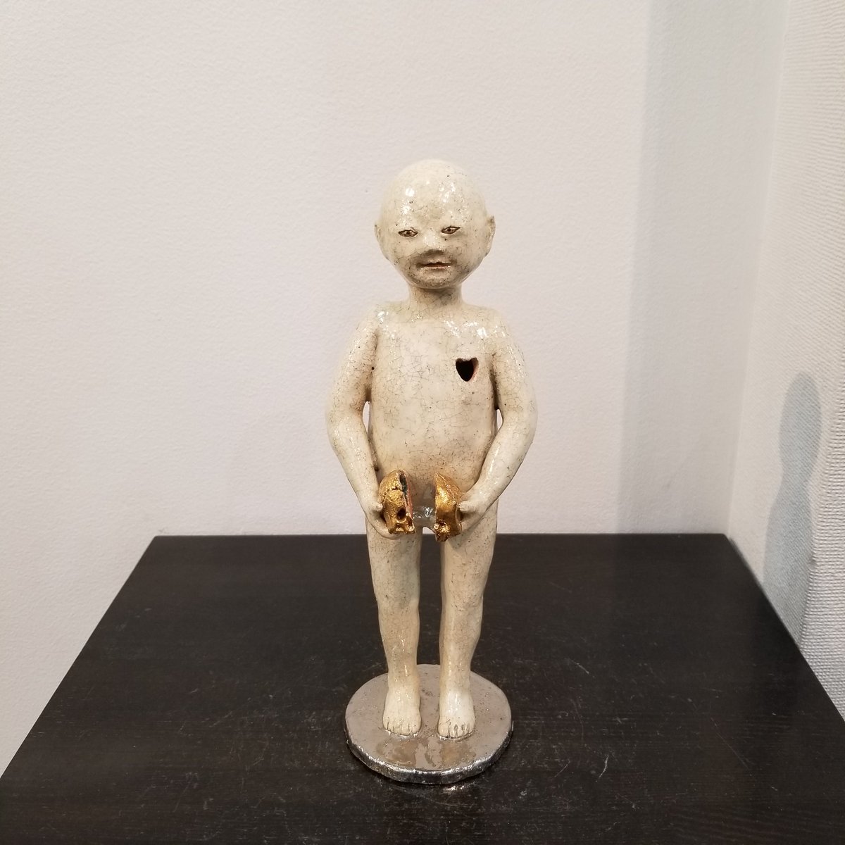 aibaruiji's tweet photo. 明日からギャラリー顕美子個展始まります（日月休み）。父と母どちらが好きかと問われた子供が饅頭を2つに割って「どちらが美味しい？」と問返した逸話が由来の伏見人形饅頭喰いをヒントに作りました。饅頭の代わりに髑髏を半分に割ってます。副題に「あなたがどちらを選ぼうと死は平等に訪れる」 https://t.co/M4Ip2Ppq3f
