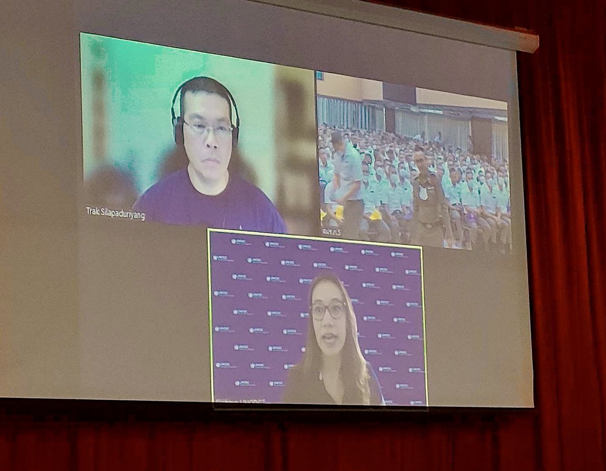 SuchayaSEA's tweet image. เป็นงานออนไลน์ที่คนร่วมฟังออนไซต์เยอะที่สุดในรอบ3ปีของเรา

🙏🏽อาจารย์พี่@AmonratWatana ศูนย์ฝึก ตร.ภาค5👮🏻ให้พื้นที่ถ่ายทอดแก่น้องๆ นร.นายสิบก่อนไปปฏิบัติงานด่านหน้า ถึงการทำงานร่วมกันของ @UNODC_SEAP &amp;amp;ศูนย์ฝึกฯ และการร่วมผลักดันระเบียบเรื่องการใช้กำลัง #UseOfForce กับสตชในภาพกว้าง