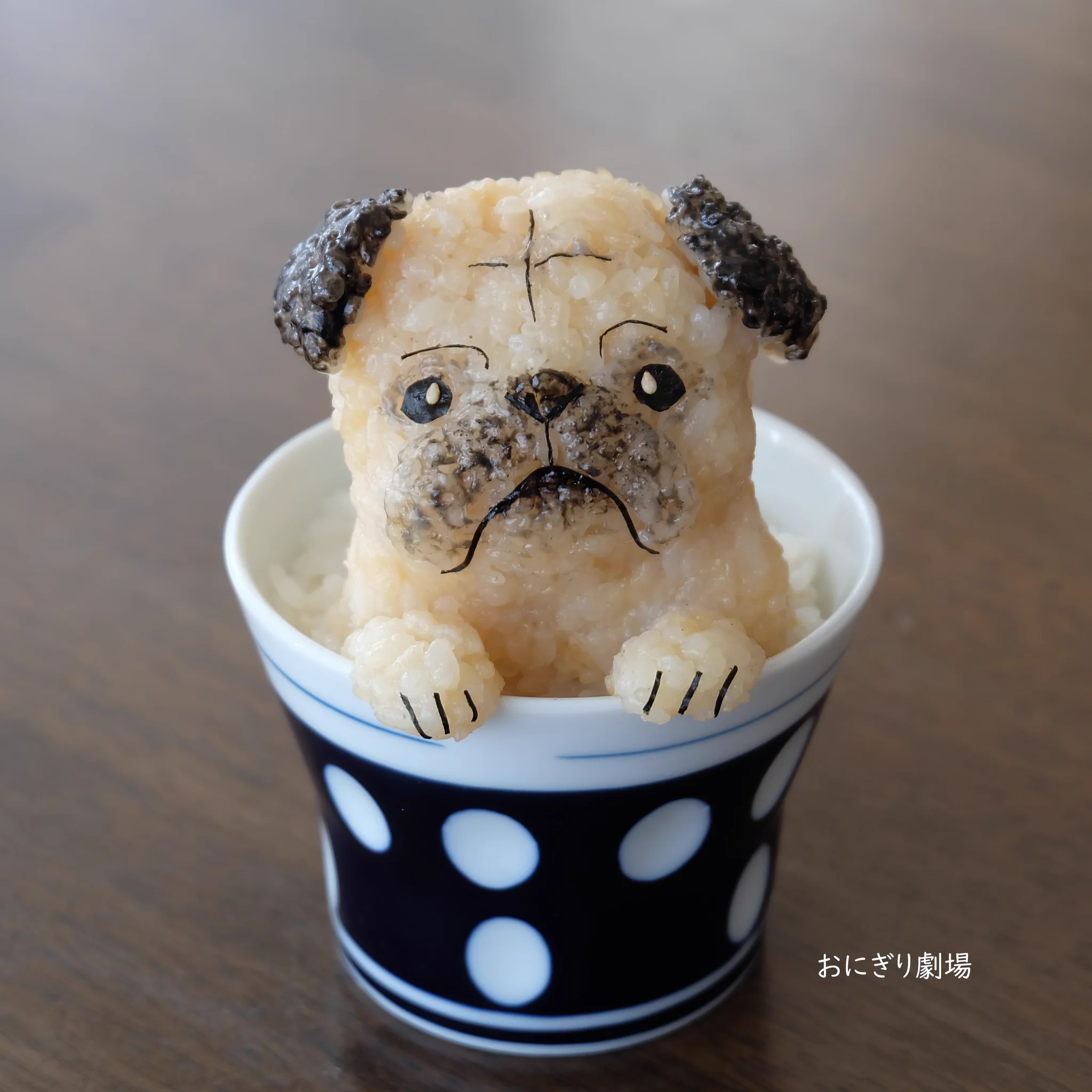 何とも言えない表情が可愛すぎる･･･！食べるのをためらっちゃいそうな、パグのおにぎり！