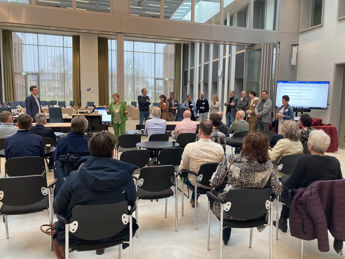 Gister was de laatste cursusavond van de inwonerscursus 'Politiek actief'. Voorafgaand aan de raadsvergadering gingen deelnemers 'speeddaten' met raadsleden en burgemeester. Inwoners, bedankt voor jullie interesse en enthousiasme!
Ook geïnteresseerd? raadsgriffie@lingewaard.nl