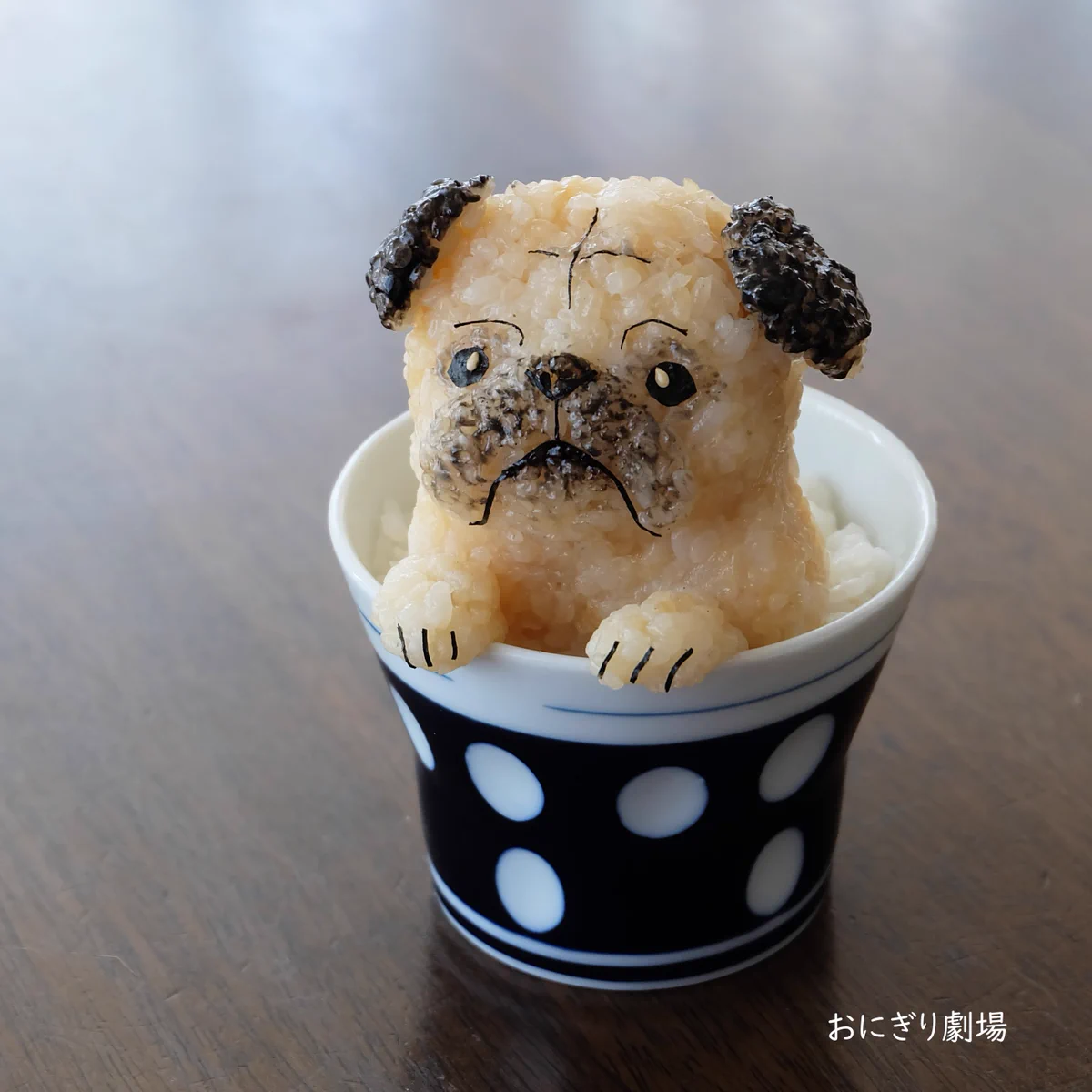 何とも言えない表情が可愛すぎる･･･！食べるのをためらっちゃいそうな、パグのおにぎり！