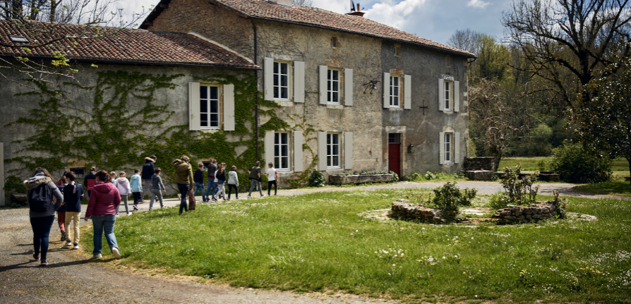 coreps_na's tweet photo. Recensement des lieux de résidences d’artistes en #nouvelleaquitaine : Vous proposez des résidences pour les artistes ? Faîtes-le savoir en répondant au questionnaire ! : https://t.co/Y53BnVnslC https://t.co/KXmgGH2CWW
