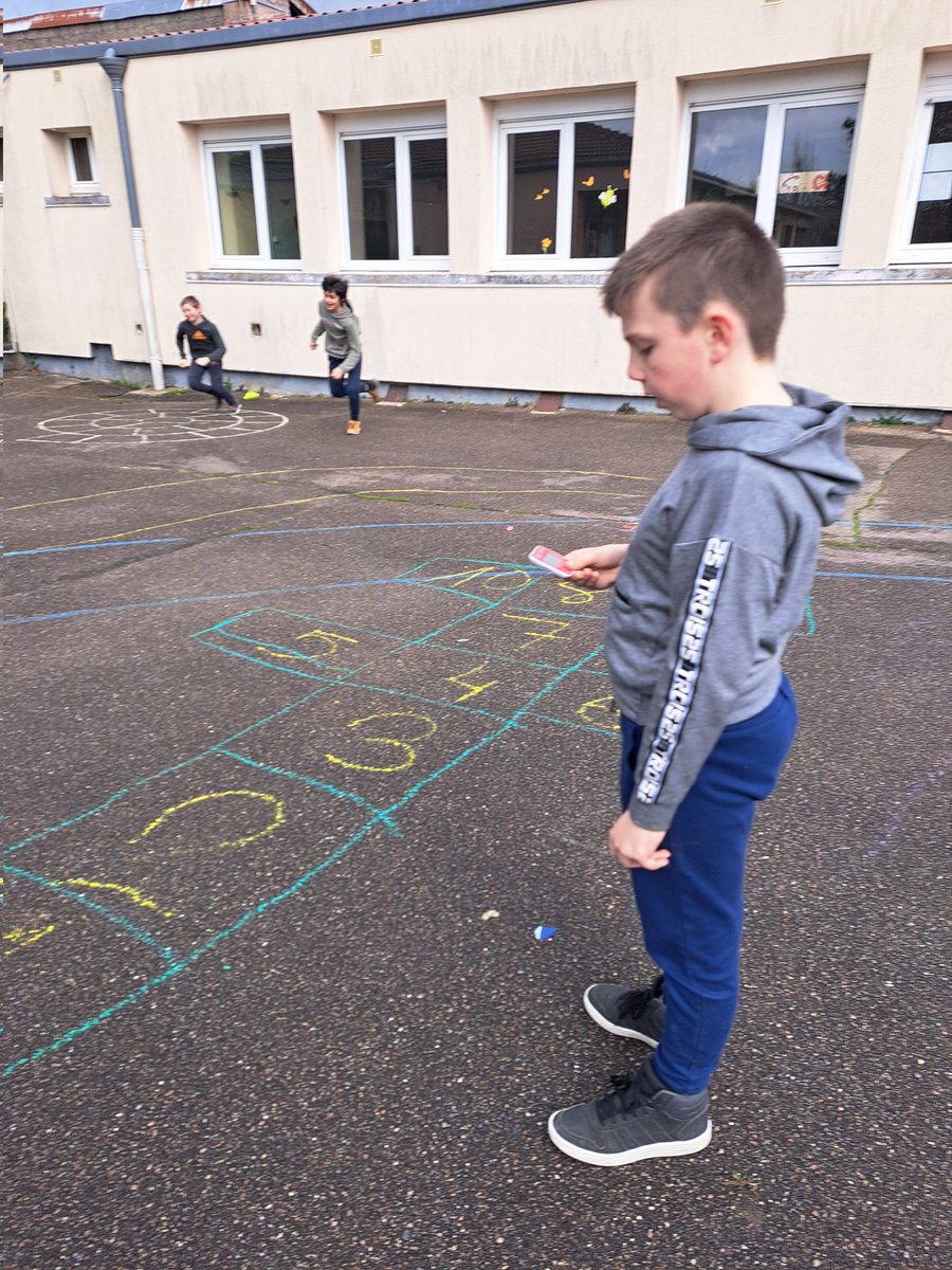 Aujourd'hui défis récré dans la cour , les élèves ont créé de nouveaux défis que leurs camarades essaient ...<a href="/55_verdun/">IEN VERDUN 55</a> <a href="/55Cpd/">JL DORANGEON CPD EPS 55</a>