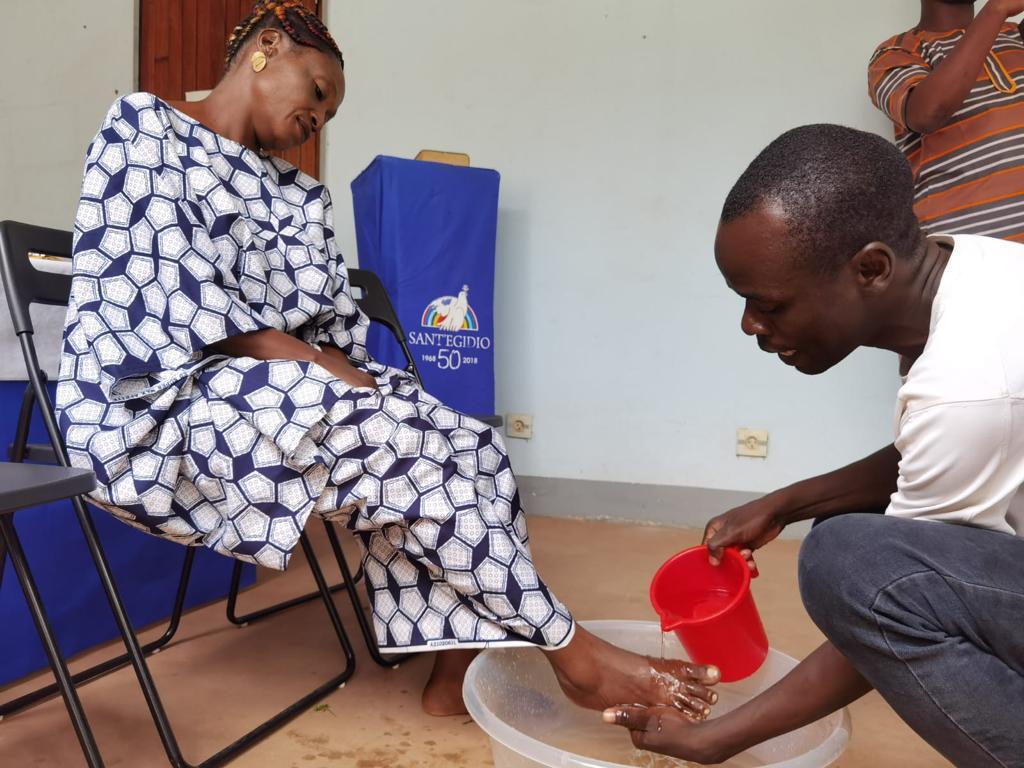 Hier,  la Communauté  @santegidionews  de Bangui (Centrafrique), nous avons commencé notre 1er Congrès de Pâque avec le lavage des pieds, symbole que notre Seigneur Jésus nous a montré comme signe d’humilité. @gabribortolot  @SantEgidioFr