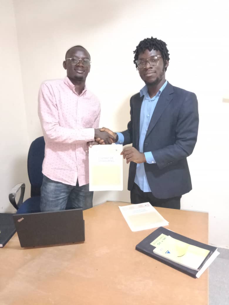 ujdmMan's tweet photo. Dans le cadre de la 1 ère édition de la Journée de l’Entrepreneuriat Jeune initiée par NOUM EVENT, l'Union des Jeunes Dynamiques de Man (#UJDM) a signé, à son siège au quartier CAFOP de Man, ce mercredi 05 Avril, un partenariat avec NOUM EVENT qui lui permet d'être 1/3
👇 https://t.co/BWes2rnbCQ