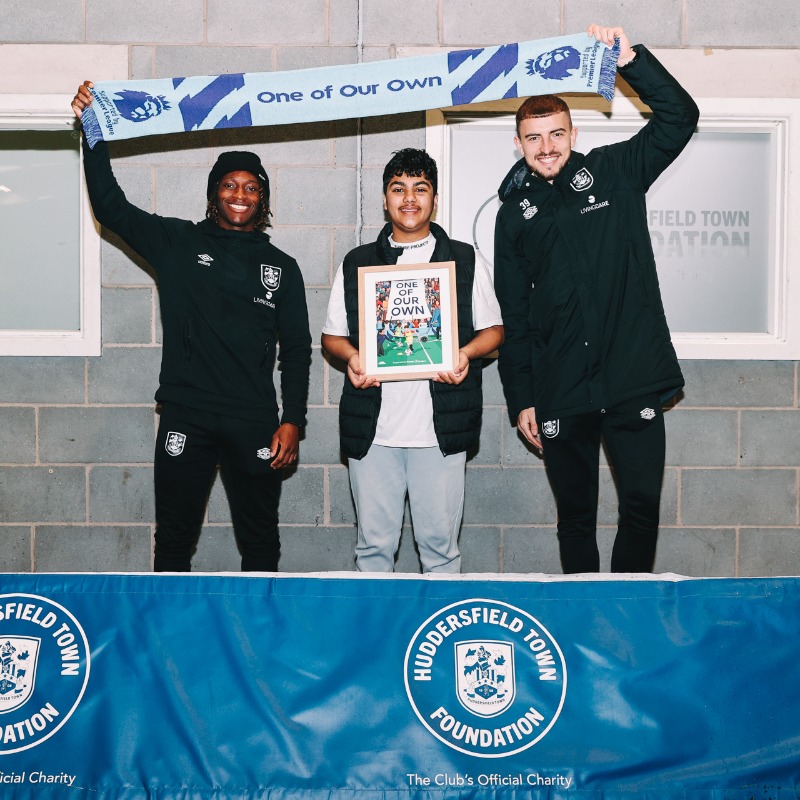 htafcfoundation's tweet photo. 🙌 #PLKicks participant Talha Usman has been honoured as 'One of Our Own' for his exceptional commitment to the Foundation!

As part of the #PLSupports campaign, Talha was presented with a print and scarf by @htafc's @michalhelik and @JosephHungbo!

#htafc | @PLCommunities