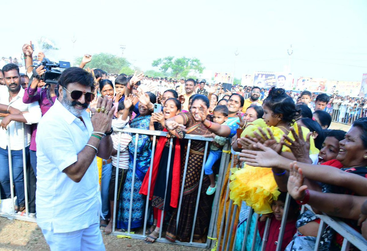JaiTDP's tweet photo. శింగనమల నియోజకవర్గంలో కొనసాగుతోన్న నారా లోకేష్ గారి యువగళం పాదయాత్ర 800 కి.మీ.ల మైలురాయిని చేరుకుంది. ఈ సందర్భంగా గార్లదిన్నె మండలం మార్తాడు వద్ద టీడీపీ అధికారంలోకి వచ్చిన తరువాత చీనీ ప్రాసెసింగ్ యూనిట్ నెలకొల్పుతామని లోకేష్ గారు హామీ ఇచ్చారు. https://t.co/NxeETBmkvj