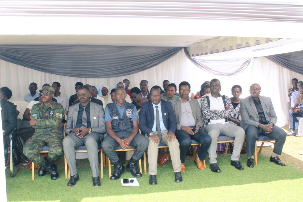 GisagaraDistr's tweet photo. Hon Dep Chantal Mbakeshimana @RwandaParliamnt wari umushyitsi mukuru yihanganishije abarokotse jenoside yakorewe abatutsi, asaba abanya #Gisagara cyane cyane urubyiruko gusigasira ibyagezweho no kwirinda ababayobya bakoresheje imbuga nkoranyambaga.
@Unity_MemoryRw @mbakeshimana https://t.co/znfG6pmSNl