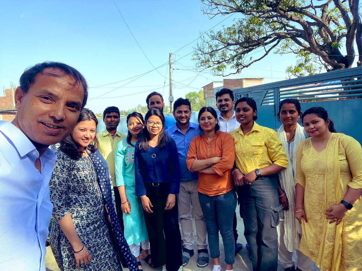 sushilbaral's tweet photo. मलाई गर्व लाग्छ जब समुदायमा अग्रपङ्तिमा खटिएका स्वास्थ्यकर्मि साथीहरूसंग संबादगर्ने अवसर जुट्छ र एक सेल्फि पनि। हार्दिक नमन। #विश्व_स्वास्थ्य_दिवस

#WorldHealthDay2023 #Kapilvastu #FieldResearch @HERDIntl @ReBUILDRPC https://t.co/7n0zmy4SG4