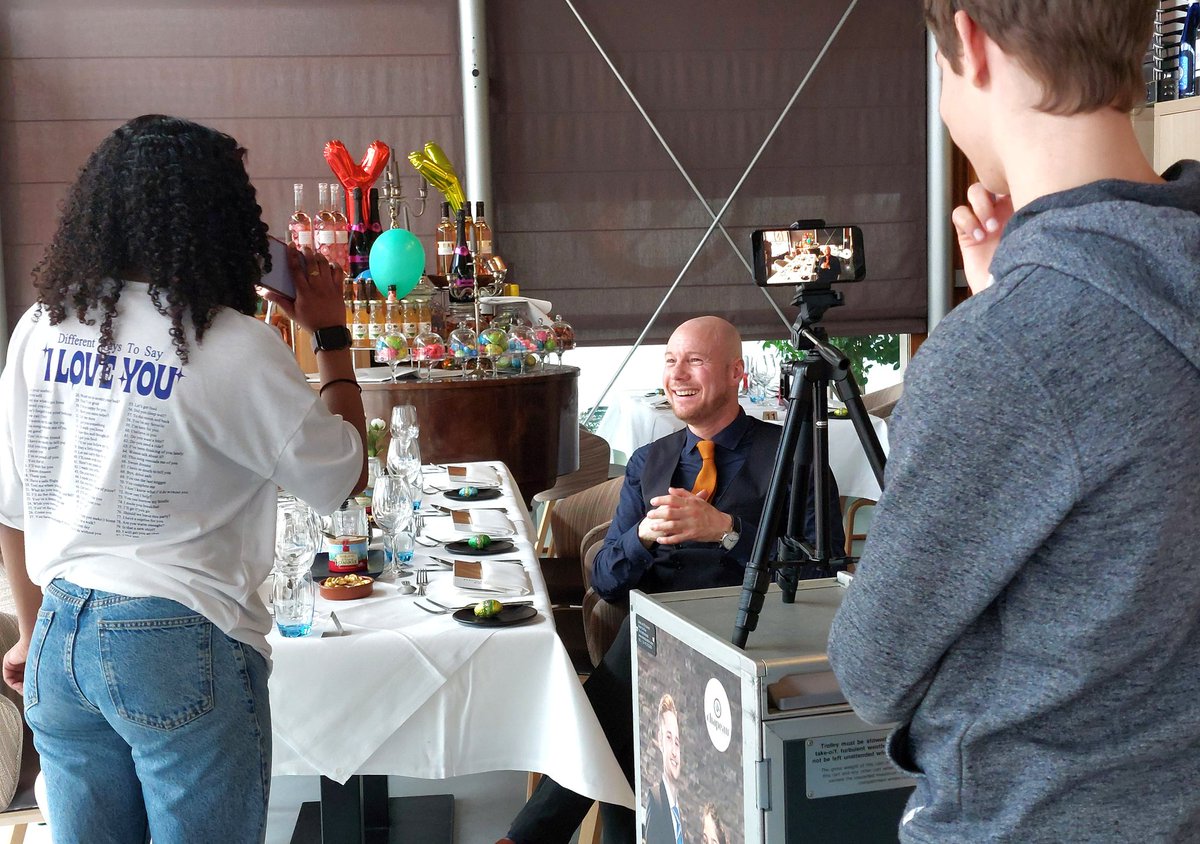 Mariannatekst's tweet photo. #doedag @AlmereOnStage zit er weer op. Studenten als #journalist aan de slag: #interviewen docent gastheer Gildemeester over lesrestaurant #Chapeau #ROC #MBO #almerebuiten di en do 4 gangen menu #vmbodoetertoe https://t.co/4muQrCB2IP