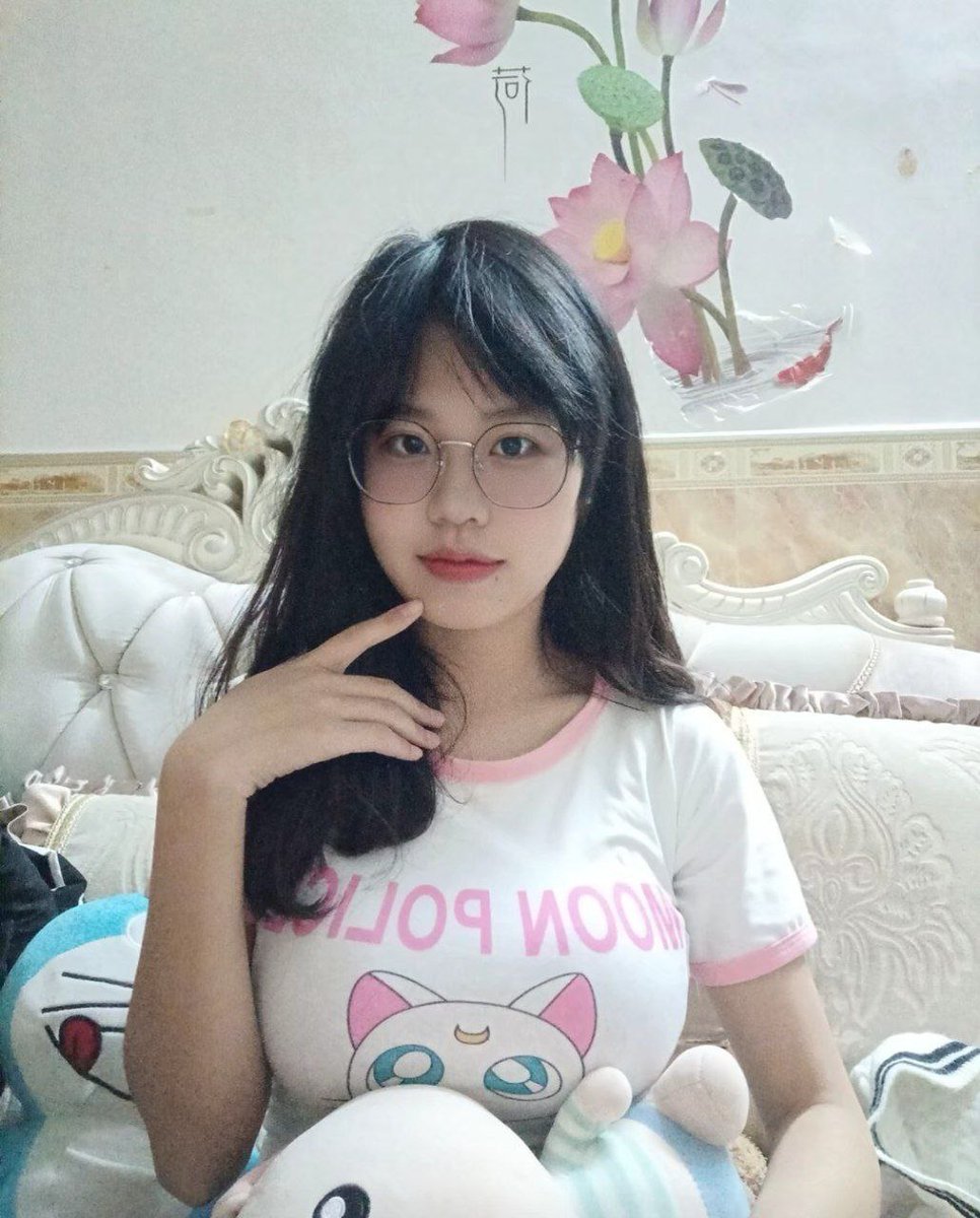 YTamakj's tweet photo. 好像很多人喜欢这个大奶眼镜妹？ https://t.co/OGC2wGh4Fz
