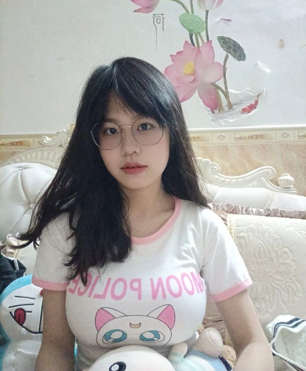 YTamakj's tweet photo. 好像很多人喜欢这个大奶眼镜妹？ https://t.co/OGC2wGh4Fz