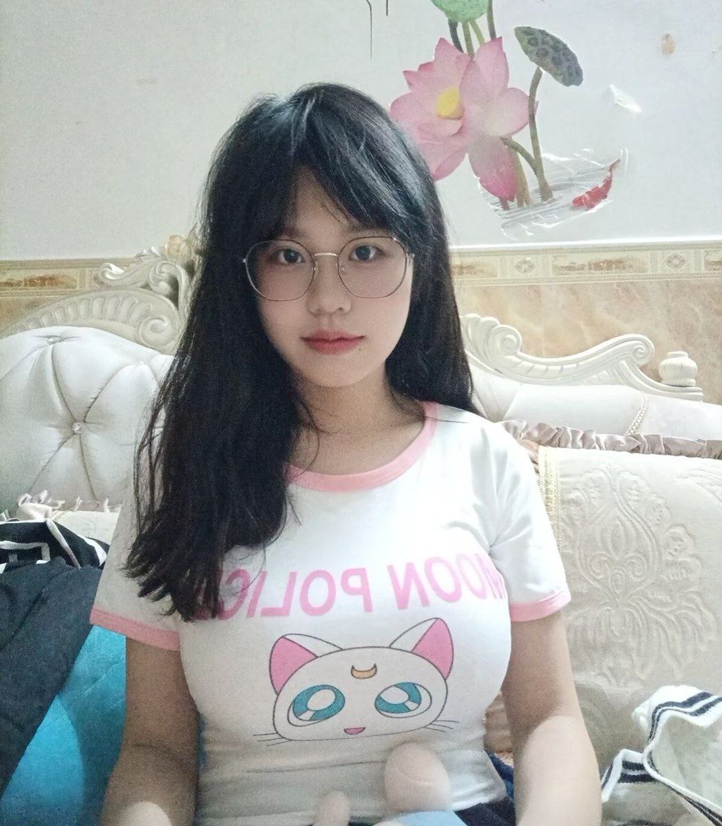 YTamakj's tweet photo. 好像很多人喜欢这个大奶眼镜妹？ https://t.co/OGC2wGh4Fz
