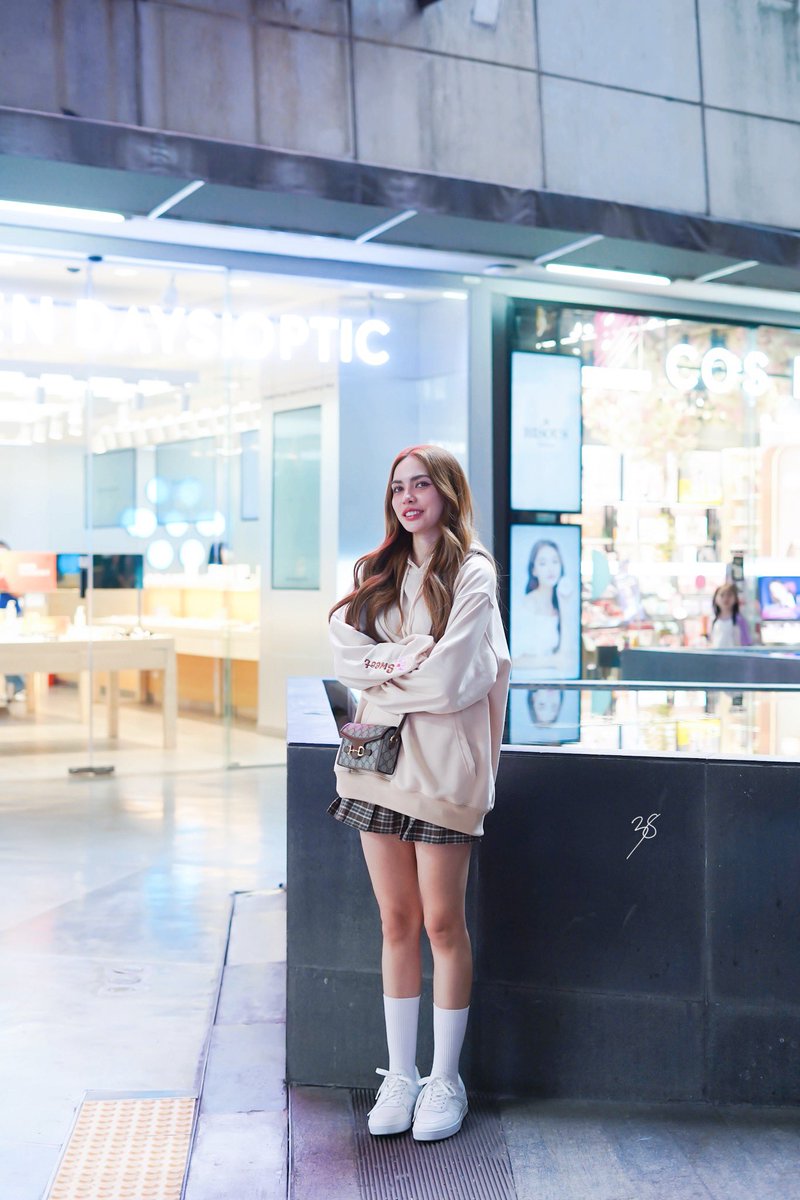 everythngwbcl_a's tweet photo. เจอเด็กญี่ปุ่นด้วยยย 

#ชาล็อตออสติน @itscharlotty 
#BuaexCharlotte #กันแดดชาล็อต https://t.co/f6rXdEw5fl