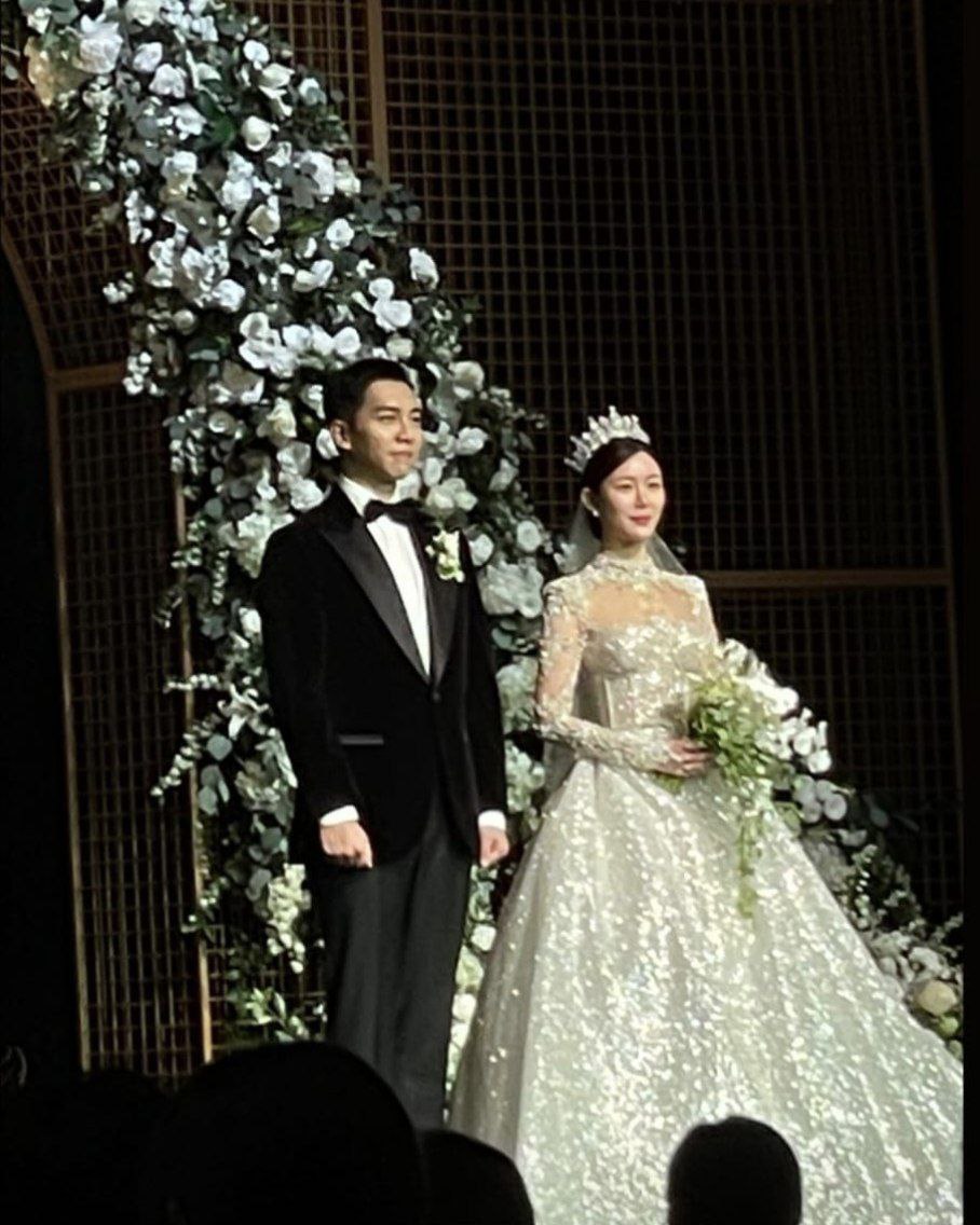 seung_gimouse's tweet photo. I'm crying with happiness 😭😭🥰
#LeeSeungGiWeddingDay #LeeSeungGi #LeeDaIn https://t.co/8ym3piOi6D