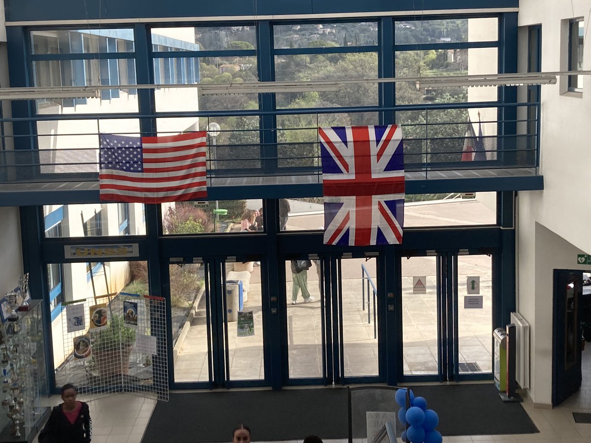 Semaine des langues : expositions, communications entre classes, jeux linguistiques, ambiances musicales aux récréations…L’important était de communiquer ! . <a href="/ruth_wendling/">Michèle-Ruth Wendling</a> <a href="/AzurGnd/">Portail Azur Langues • GND inter-langues Ac-Nice</a> <a href="/O_Halbout/">Olivier Halbout</a> <a href="/AcademieNice/">Académie de Nice</a> @Anglaisnice