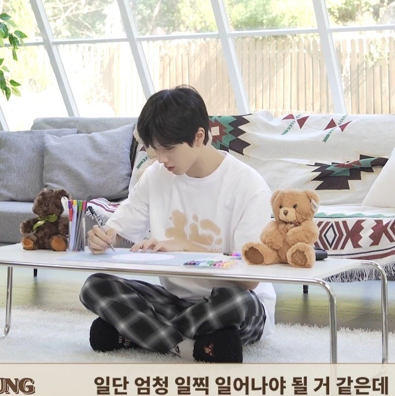 วันหยุดของน้องจิตอง ก็นั่งวาดส่งการบ้านคุณครู