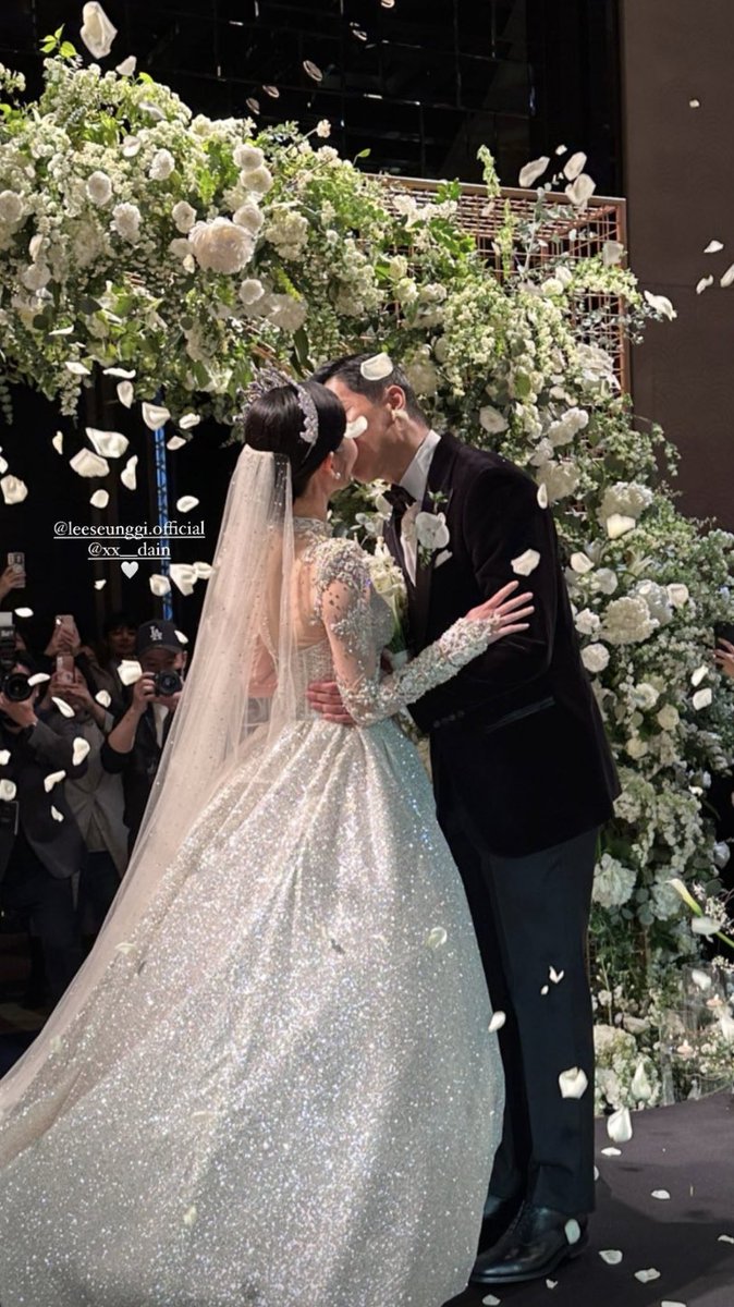 Wedding kiss !! 

 #Leeseunggi #이승기 #李昇基 #イスンギ #ลีซึงกิ #LeeDain