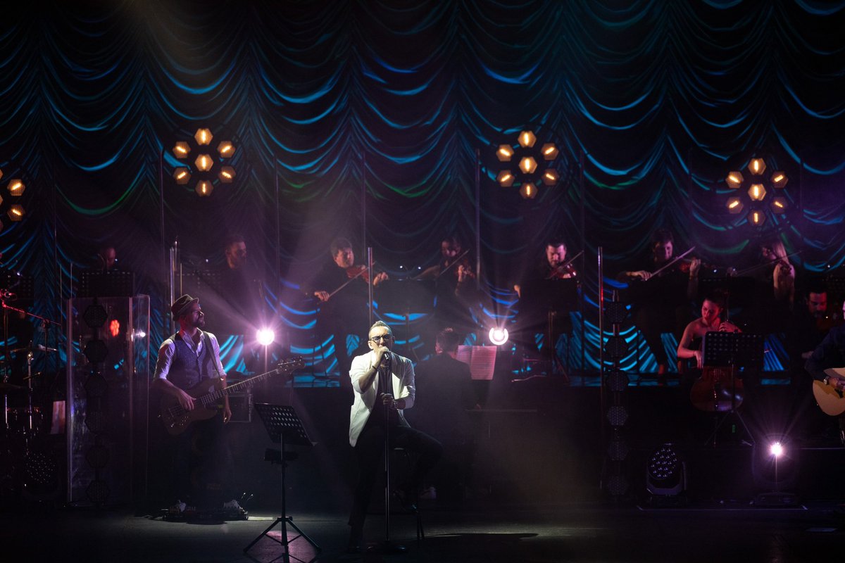 rockmoda's tweet image. Splendida doppietta al #teatroarcimboldi! 😍
Grazie a tutti! Ci rivediamo qui martedì 11 aprile, e poi il 2 maggio e il 26 maggio 🍀
E intanto buone vacanze di Pasqua, romantici ❤️

Ph Alice Castelli
#Modà #ModàLive #ModàeOrchestra #Modà20 #Gioia10 #Romantici @officialFandP