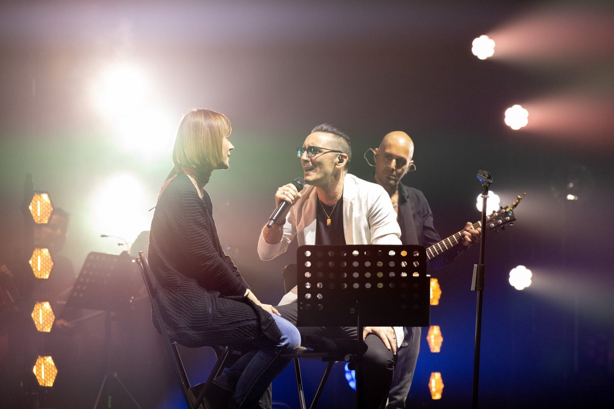 rockmoda's tweet image. Splendida doppietta al #teatroarcimboldi! 😍
Grazie a tutti! Ci rivediamo qui martedì 11 aprile, e poi il 2 maggio e il 26 maggio 🍀
E intanto buone vacanze di Pasqua, romantici ❤️

Ph Alice Castelli
#Modà #ModàLive #ModàeOrchestra #Modà20 #Gioia10 #Romantici @officialFandP