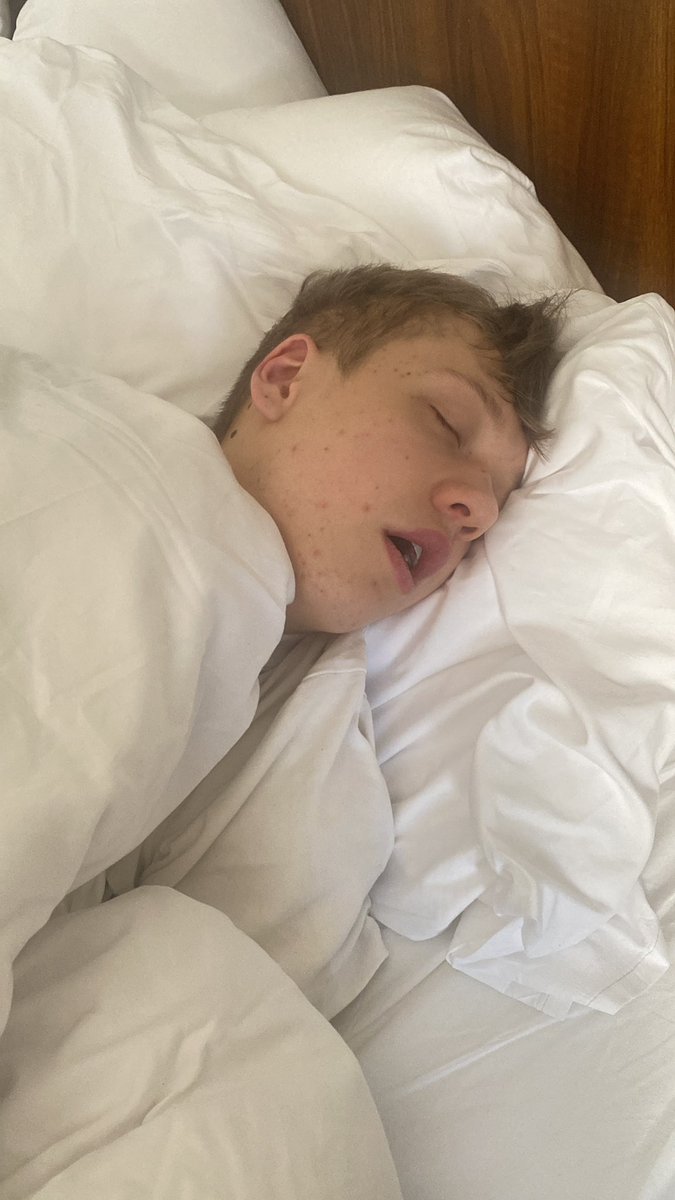 Der wichser hat mich bis 7 wach gehalten…