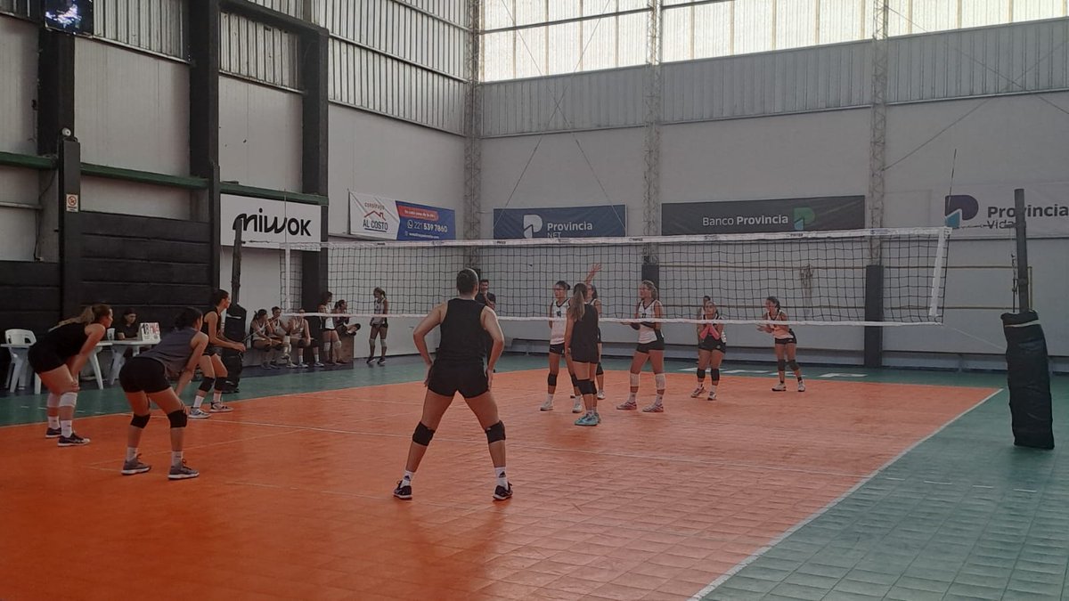 Este jueves se llevaron a cabo partidos amistosos entre #LasGuapitasA y equipos de @CULPoficial . Equipos que compiten en <a href="/metrovoley/">FMV</a>