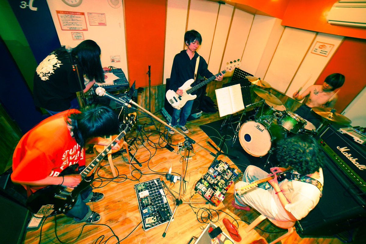 ishit_ry's tweet photo. 宣誓、バンドセットの正式名称は「石ツ瞭斗BAND from.1999s &amp;THE平成糞餓鬼ッズ(+'ｼﾉﾀﾞ)」とします、紆余曲折、同メンバーは一回限り、必見

2023/4/15(土)
at.下北沢近松(17:30-)

Gt.Vo.@ishit_ry 
Gt.@nerd_face_otaku 
Ba.@4honda3 
Dr.@tsubaki_drums 
Etc.@tinko_bot1234 

#茶沢周遊 https://t.co/KCgGYXPN7f
