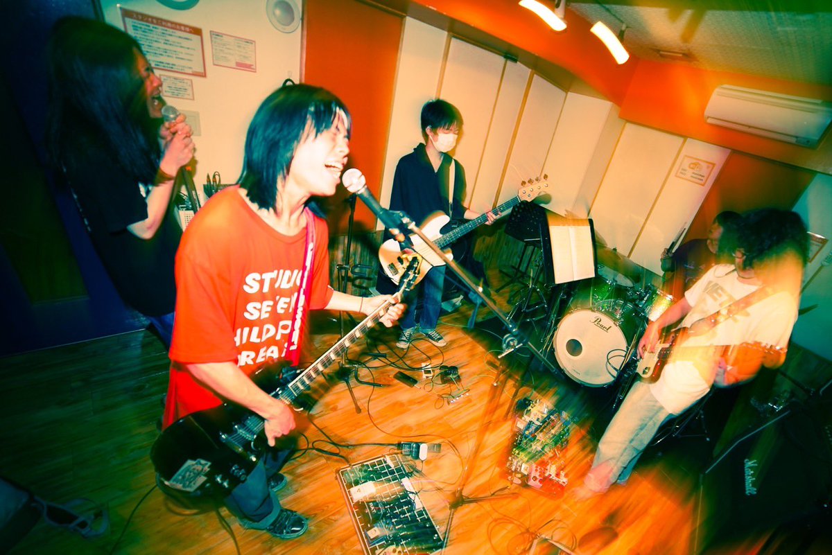 ishit_ry's tweet photo. 宣誓、バンドセットの正式名称は「石ツ瞭斗BAND from.1999s &amp;THE平成糞餓鬼ッズ(+'ｼﾉﾀﾞ)」とします、紆余曲折、同メンバーは一回限り、必見

2023/4/15(土)
at.下北沢近松(17:30-)

Gt.Vo.@ishit_ry 
Gt.@nerd_face_otaku 
Ba.@4honda3 
Dr.@tsubaki_drums 
Etc.@tinko_bot1234 

#茶沢周遊 https://t.co/KCgGYXPN7f