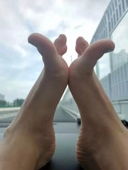 dongni785's tweet photo. 看我的脚脚好���好看，喜欢吗，要不要尝试让你来舔一舔哈哈 https://t.co/Csrtuw65RQ