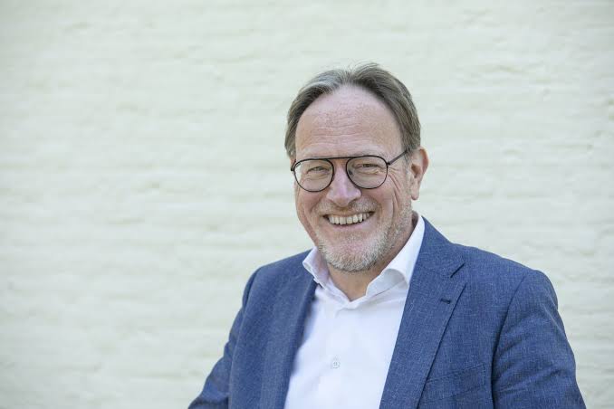 EduardBomhoff's tweet photo. Nieuws: ABP baas van Wijnen heeft 45 miljoen aan bonussen uitgekeerd aan zijn beleggers in New York en Hong Kong. Onnodige verspilling van pensioengeld en wrang bij  zo veel armoede onder Nederlanders met laag pensioen. Zie over ABP bonus mijn 2 columns in https://t.co/tDzw5qqU0N https://t.co/SGS15lhK6D