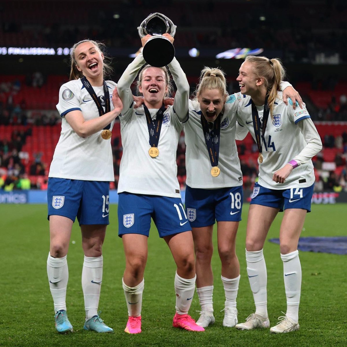 lauren__hemp's tweet photo. COME ONNNNN🏆🏆 https://t.co/U4QwNKhDnU