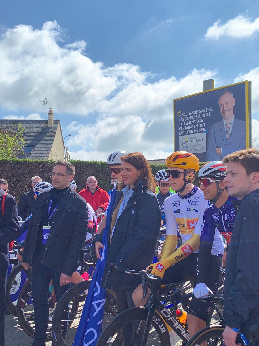 enedis_pdl's tweet photo. Top départ pour le maillot du meilleur jeune sponsorisé par @Enedis au #RegionTour. Rendez-vous ce soir à @ofcourselemans pour le dénouement de la course ! 🚴‍♂️🏅 https://t.co/BmmkvakKw7