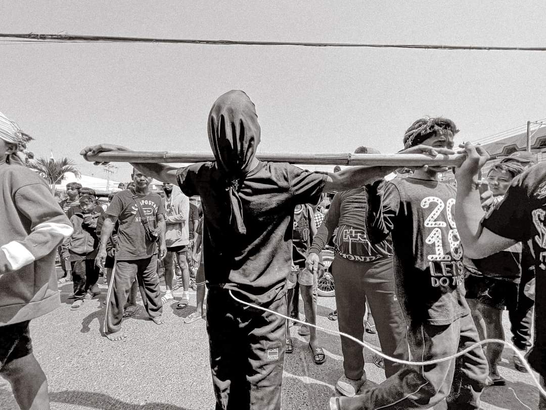 Pilitpil's tweet photo. Penitents on Good Friday. https://t.co/rg64mKUbrE
