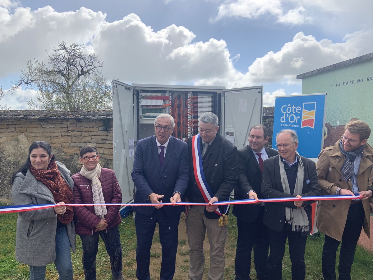 Sauvadet's tweet photo. Le déploiement de la #fibre se poursuit à bon rythme en #CôtedOr avec l’ouverture de l’armoire de distribution optique de #Spoy.
Pour le @CD_CotedOr chaque commune compte et nous restons engagés pour connecter à 100% toute la #CôtedOr avec une fibre de qualité fin 2023. https://t.co/kP2SZm1vVL