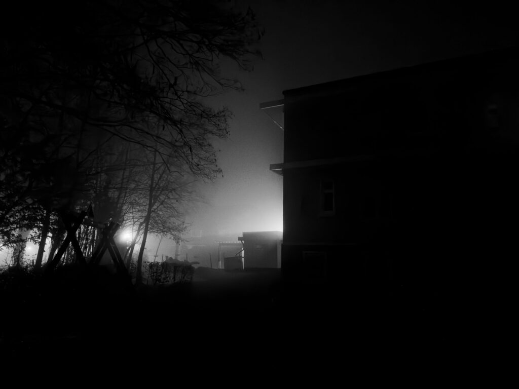 Foto: Haus im Nebel denkfabrikblog.de/2023/04/07/fot…