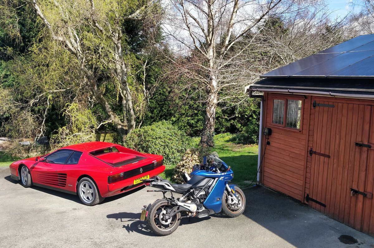 elecclassiccars's tweet image. Perfect duo for some fun in the sun, powered by the sun too. 🌞😎⚡👍 #teslarossa #zeromotorcycles #zerosrs #solarcharging #ferrari #ferraritestarossa