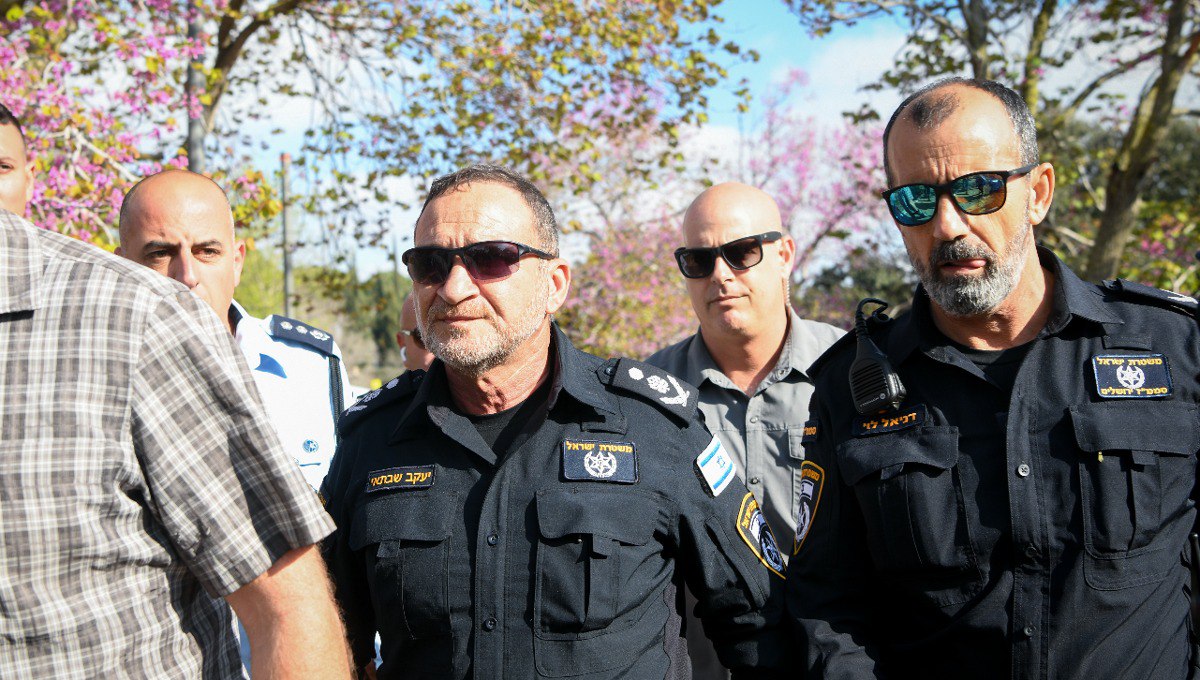 EretzInfo's tweet photo. 🇮🇱 #ISRAËL > Le n°1 de la police, Kobi Shabtai, appelle tout citoyen détenant un permis de port d'arme à sortir avec et à ne pas la laisser dormir dans un coffre. https://t.co/81uTvkZmqi https://t.co/YpfeM2ZGKu