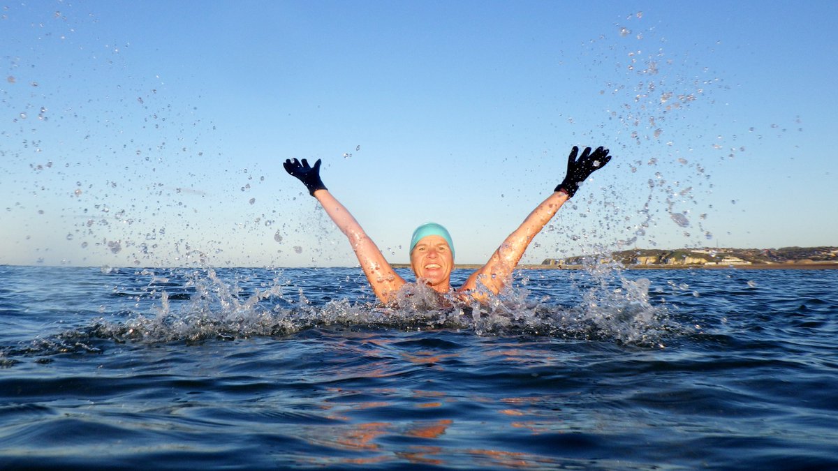 Ravilious's tweet photo. Good Friday gloriousness @purplepuffin @PirateSuJa @Torncalf #seaford #goodfriday #seaswimming #swimming #coldwater #fridaymorning https://t.co/GaXpctq5Uq