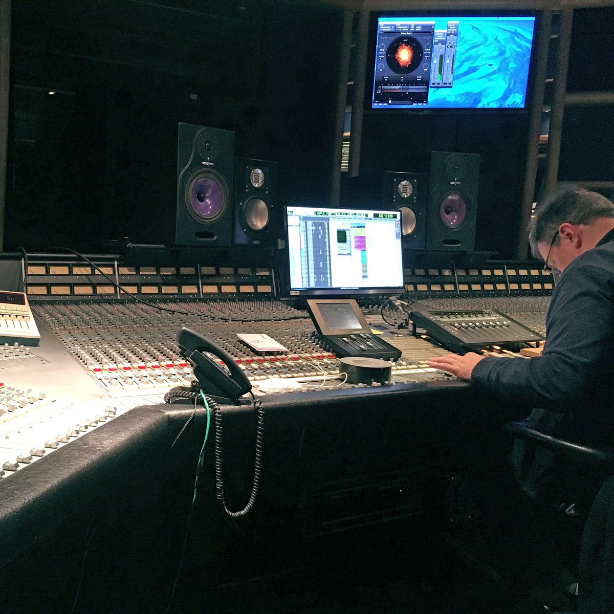 stelentinimusic's tweet photo. Londra, AIR Studios - Con Geoff Foster durante il mix de “La Porta Rossa 2”.

Qui  ho imparato tantissimo sul suono, sulla registrazione, il  posizionamento dei microfoni, il mix, il mastering, cercando di scoprire  i misteri di album preziosi ed esplorando nuovi territori sonori https://t.co/p1e4mCsQNS