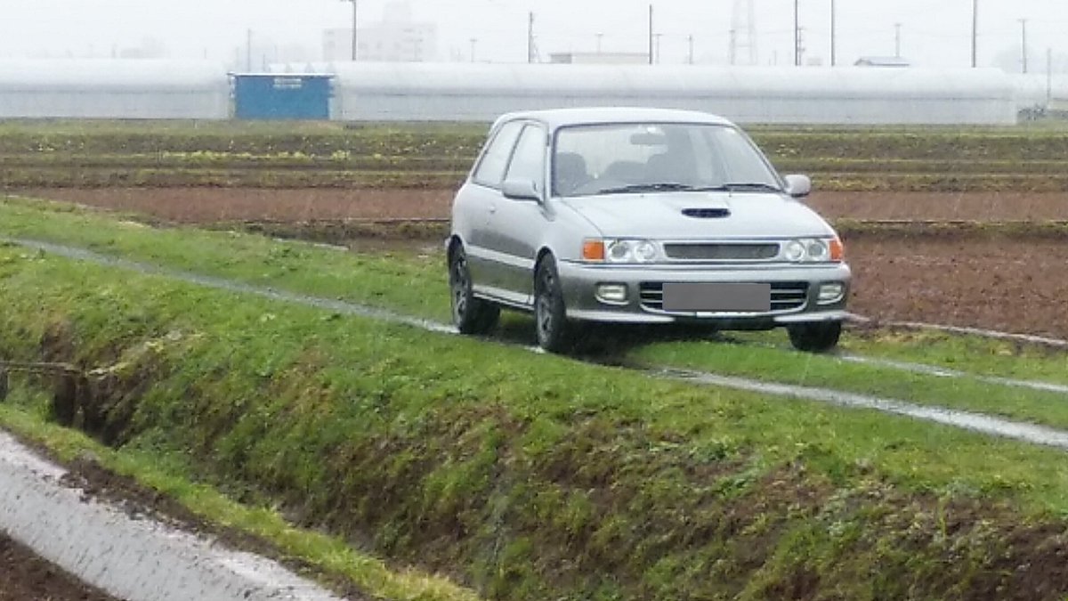 MJas7iF5RlrBGj9's tweet photo. とある田んぼの中に後期EP82発見!!
やっぱカッケェ(*´ー`*)
ホイール結構デカそう、185/60R14のワタナベ履かせたいなぁ絶対似合う(・∀・)
リアのGTマークがスモール連動で光るんですよね♪
個人的に好きな大きさでいえばスターレットくらいが理想だす!
#スターレット #GT #EP82 #4EFTE https://t.co/Hx9srt2qub