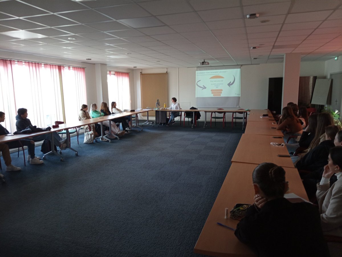 ProfGauchard's tweet photo. Ce matin intervention sur le logement social et les métiers du logement social pour les étudiants de BTS Première Année Professions Immobilières du lycée Camille Claudel de Caen.
Merci à Territoire et Habitat Normand pour ce partenariat.
#BTSPIM #BTS #logementsocial #partenariat https://t.co/ZPNhZZ66hY