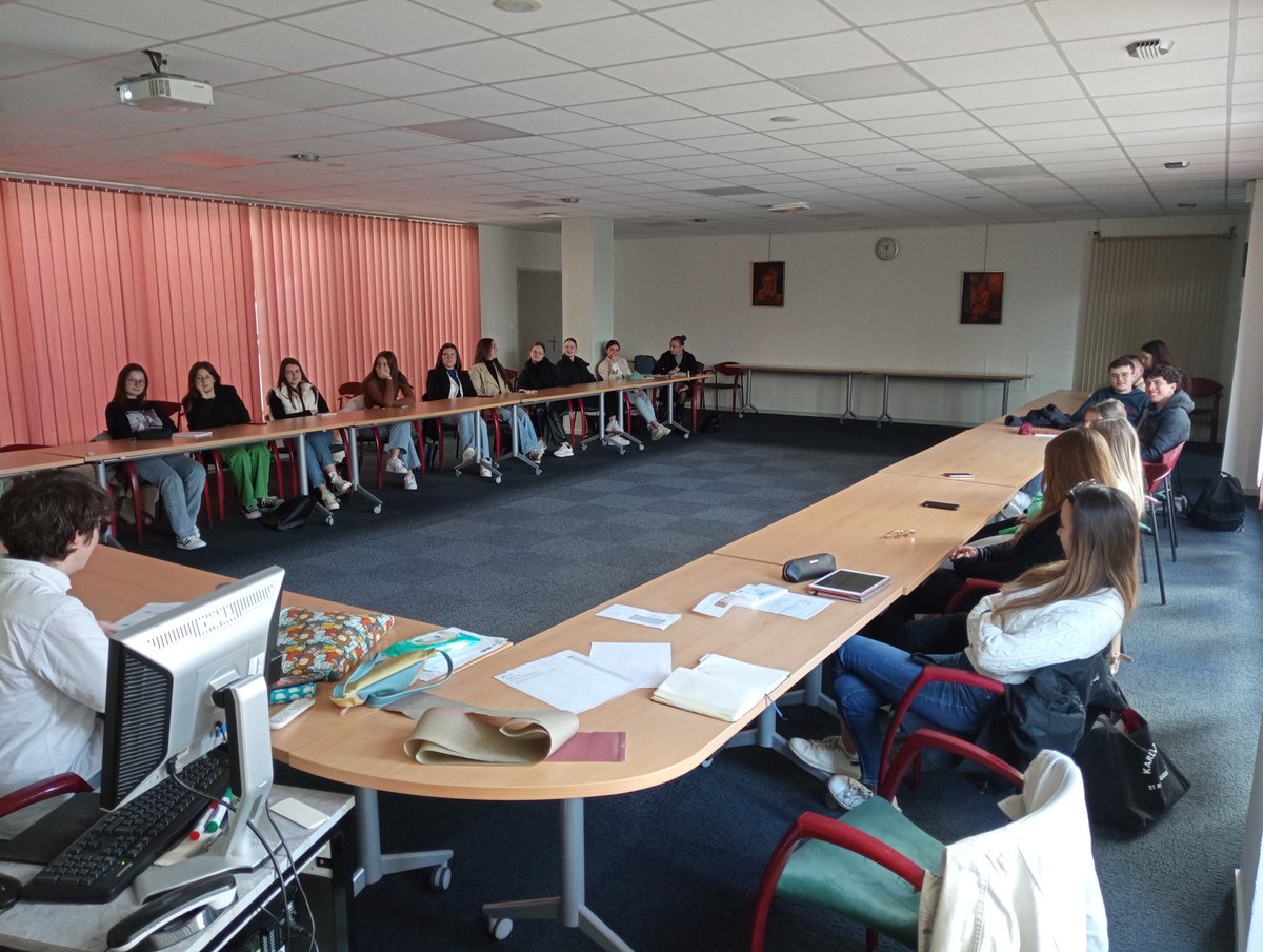 ProfGauchard's tweet photo. Ce matin intervention sur le logement social et les métiers du logement social pour les étudiants de BTS Première Année Professions Immobilières du lycée Camille Claudel de Caen.
Merci à Territoire et Habitat Normand pour ce partenariat.
#BTSPIM #BTS #logementsocial #partenariat https://t.co/ZPNhZZ66hY